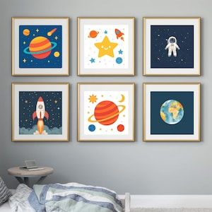 Puede incluir: Seis impresiones artísticas enmarcadas con temática espacial. Las impresiones presentan planetas, cohetes, estrellas y un astronauta en un estilo de dibujos animados. La paleta de colores incluye azules, naranjas, amarillos y blancos. Los marcos son dorados y cuelgan de una pared gris.