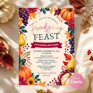 Op de afbeelding: Een Friendsgiving-feestuitnodiging op een crèmekleurige achtergrond, versierd met pompoenen, druiven, peren, zonnebloemen en herfstbladeren. De tekst luidt Friendsgiving FEAST, LET'S GATHER & GIVE THANKS, inclusief details voor 28 november 2026.