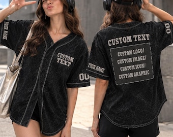 Op de afbeelding: Een zwart baseballshirt met acid-wash effect, witte biezen, knoopsluiting en korte mouwen. De voorzijde toont de tekst CUSTOM TEXT, terwijl de achterzijde CUSTOM TEXT, CUSTOM LOGO, CUSTOM IMAGE, CUSTOM ICON en CUSTOM GRAPHIC bevat.