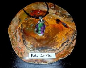 Collar con colgante de ataúd de cristal de rubí zoisita y rubí