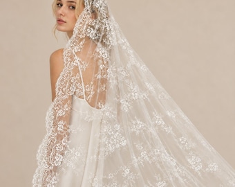 Natuurlijke witte Spaanse mantilla kanten bruidssluier, zachte tule met bloemenprint en geschulpte rand voor de huwelijksceremonie.