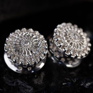 Orecchini a perno a forma di rosone gotico, in ottone placcato argento, orecchini a forma di teschio da cattedrale, gioielli punk medievali, regalo gotico unisex