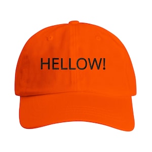 Op de afbeelding: Een feloranje honkbalpet met het woord HELLOW! geborduurd in zwarte draad op de voorkant. De pet heeft een gestructureerde kroon, een gebogen klep en een knoop aan de bovenkant, wat zorgt voor een eenvoudig en opvallend ontwerp.