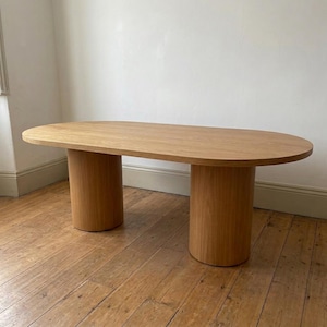 Natuurlijke eiken ovale eettafel | Modern organisch sokkelmeubel