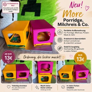 Könnte beinhalten: Zwei rechteckige Aufbewahrungsboxen, eine gelb und eine magenta, mit jeweils einem großen quadratischen Ausschnitt an der Vorderseite. Diese 3D-gedruckten Behälter dienen zur Aufbewahrung von Lebensmittelbeuteln, mit dem Text More Porridge, Milchreis & Co.