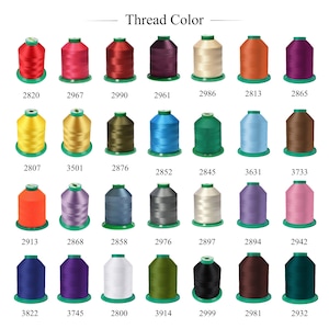 Peut inclure: Un nuancier intitul&eacute; Thread Color pr&eacute;sentant vingt-huit bobines de fil &agrave; broder de diff&eacute;rentes teintes. Chaque bobine est pos&eacute;e sur une base verte et porte un num&eacute;ro d'identification unique &agrave; quatre chiffres allant de 2800 &agrave; 3822.