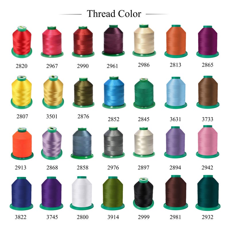 Peut inclure: Un nuancier intitul&eacute; Thread Color pr&eacute;sentant vingt-huit bobines de fil &agrave; broder de diff&eacute;rentes teintes. Chaque bobine est pos&eacute;e sur une base verte et porte un num&eacute;ro d'identification unique &agrave; quatre chiffres allant de 2800 &agrave; 3822.