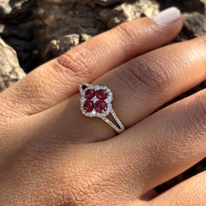天然ダイヤモンドリング、14金イエローゴールド婚約指輪、花柄クラスターステートメントリング、7月の誕生石ジュエリー、彼女へのギフト、純金ルビーリング