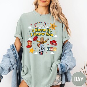 Chemise confortable Toy Story 5 couleurs, Je te savais, je te connaissais, film Toy Story 5 2026, Buzz l'Éclair Woody Toy Story Land Vous avez un ami en moi image 3