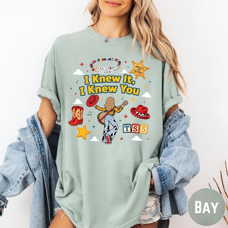 Chemise confortable Toy Story 5 couleurs, Je te savais, je te connaissais, film Toy Story 5 2026, Buzz l'Éclair Woody Toy Story Land Vous avez un ami en moi image 3