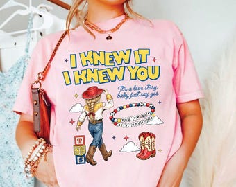 Camiseta Comfort Colors "Lo sabía, te conocía", Camiseta TS Jessie Cow Girl de Toy Story, Es una historia de amor, Camiseta Baby Just Say Yes, Camiseta de Toy Story 5