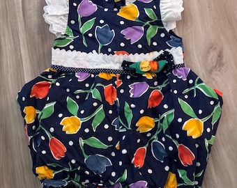 Mono de burbuja azul marino con estampado de tulipanes y ribete de encaje con volantes y lazo T2