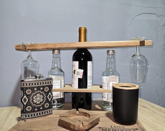 Adorno para vino tinto.  Botellas vacías