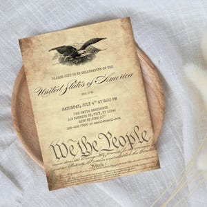 Könnte beinhalten: Einladung im Vintage-Stil mit einer Adlerillustration und dem Text "United States of America". Die Einladung enthält Veranstaltungsdetails: Datum, Uhrzeit, Ort und RSVP-Informationen. Das Design ist gealtert mit einem pergamentartigen Aussehen.