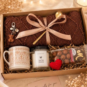 Mysig presentask till henne, stickad filt, mugg, ljus, marsipangodis (presentset)