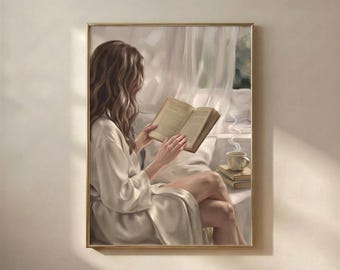 Op de afbeelding: Een schilderij van een persoon met lang bruin haar in een crèmekleurige kamerjas, zittend en lezend in een open boek. Naast hen staat een dampende mok op een stapel van twee boeken bij een raam met doorschijnende witte gordijnen.