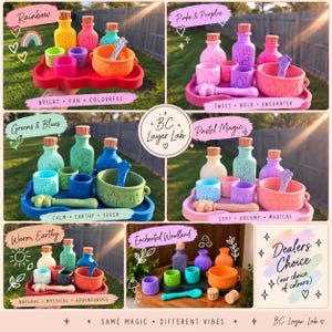 Puede incluir: Una colección de seis sets de juguetes de pociones en miniatura, cada uno con tres botellas, tres tazas, un caldero, una cuchara y una bandeja. Los sets se muestran en varias paletas de colores, incluyendo arcoíris, rosas, morados, verdes, azules y pasteles.