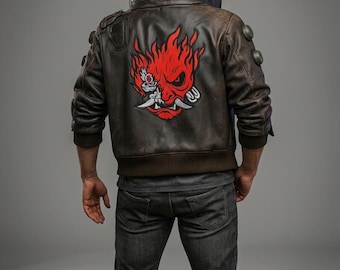 Chaqueta de cuero samurái cyberpunk, bomber estilo gaming desgastado, prenda de abrigo urbana.