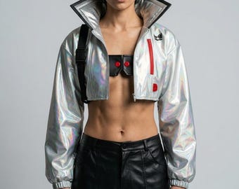 Chaqueta corta holográfica plateada, estilo urbano cyberpunk, bomber techwear para mujer