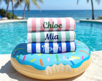 Toalla de playa personalizada bordada con rayas de cabaña, toalla de piscina con nombre personalizado, regalo de vacaciones de verano con monograma, toalla de club de playa de resort, felpa suave.