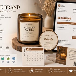 Può includere: Un kit di progetto per marchi di candele con una candela in barattolo di vetro marrone etichettata Lavender Vanilla, un'etichetta rotonda, un calendario di luglio 2026, un tablet con un modello di fattura Rechnung e un biglietto da visita.