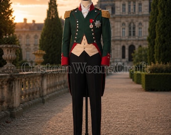 Peut inclure: Un uniforme militaire vert avec des épaulettes dorées, des poignets rouges et un gilet crème. L'ensemble comprend un pantalon noir et une chemise blanche, présenté sur un mannequin. Le texte "Custom Wears Craft" est visible.