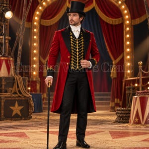 Op de afbeelding: Een circusdirecteurkostuum bestaande uit een rode fluwelen pandjesjas met zwarte revers, een zwart vest met gouden koordversiering en knopen, een witte cravat, een zwarte broek en een zwarte hoge hoed. Een zwarte wandelstok wordt vastgehouden, tekst Custom Wears Craft.