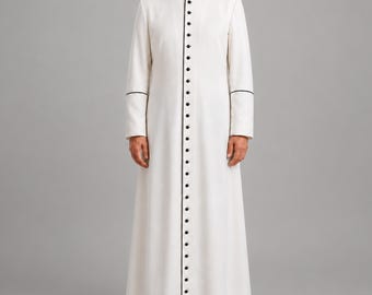 Premium witte rooms-katholieke soutane van geestelijken met zwarte biezen | Traditionele priestergewaad | Liturgisch gewaad over de hele lengte