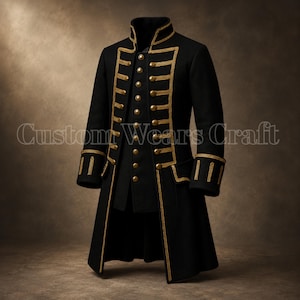 Puede incluir: Abrigo negro de estilo militar con ribetes y botones dorados. El abrigo presenta un cuello alto y detalles dorados decorativos en la parte delantera, las mangas y los puños. El texto "Custom Wears Craft" es visible.
