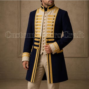 Op de afbeelding: Een marineblauwe jas in militaire stijl met gouden knopen en biezen. De jas heeft een hoge kraag en wordt gecombineerd met een crèmekleurig vest en een beige broek. De tekst "Custom Bears Craft" is zichtbaar.