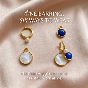 Op de afbeelding: Goudkleurige sieradenset bestaande uit een kleine oorring met een witte parel, een ronde blauwe stenen bedel, een ronde parelmoeren bedel en een gecombineerde oorring met beide bedels. Tekst: ONE EARRING, SIX WAYS TO WEAR. The Pearl Huggie also looks beautiful worn alone.