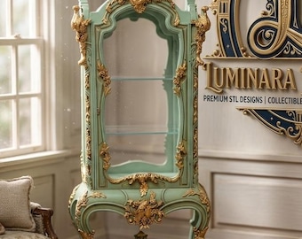Può includere: Una vetrina in miniatura con finitura verde menta e dettagli dorati. L'armadio ha ripiani in vetro e dettagli ornati. L'immagine presenta anche un'insegna decorativa da parete con il testo "Luminara Miniature".