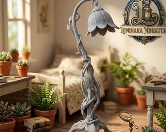 Può includere: Una lampada da tavolo grigia a forma di fiore con uno stelo curvo e un paralume a forma di fiore. La lampada è progettata in modo intricato con un motivo a vite. La lampada è collegata. Lo sfondo include un'ambientazione di camera da letto in miniatura con piante in vaso e libri.