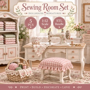 Könnte beinhalten: Ein 1:12 Puppenhaus-Nähzimmer-Set mit einem weißen Schrank mit rosa Herzakzenten, einem Schreibtisch mit Nähmaschine, einem rosa karierten Hocker und einem Weidenkorb mit Garn. Text: Sewing Room Set, 5 PCS, 1:12 Scale, STL Bundle.