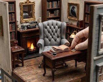 Könnte beinhalten: Detaillierte Miniatur-Bibliotheksszene mit einem grauen Ledersessel, einem Kamin und Bücherregalen voller winziger Bücher. Ein Schreibtisch mit offenem Buch, Tintenfass und Lupe befindet sich im Vordergrund. Eine Hand greift nach dem Schreibtisch. Die Szene ist warm beleuchtet.