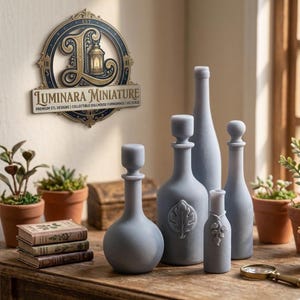 Può includere: Una collezione di bottiglie grigie in miniatura con varie forme e tappi. Le bottiglie sono disposte su una superficie di legno, con un cartello che recita "Luminara Miniature" sullo sfondo. Sono visibili anche piccole piante in vaso e libri.