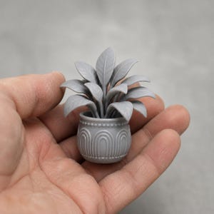Sierlijke boho plantenbak met kralen en brede bladeren voor poppenhuisdecor