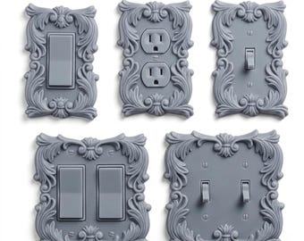 Può includere: Un set di cinque placche per interruttori e copriprese elettriche grigie. Ogni placca presenta un design floreale decorativo e ornato attorno all'interruttore o alla presa. Le placche includono configurazioni a interruttore singolo e doppio e una presa doppia.