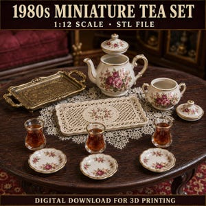 Puede incluir: Un juego de té en miniatura a escala 1:12 que incluye una tetera floral con tapa, un azucarero con tapa, tres vasos pequeños, tres platillos florales, una bandeja rectangular con patrón de encaje y una bandeja metálica con asas.