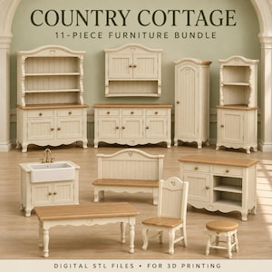 Puede incluir: Un conjunto de 11 piezas de mobiliario en miniatura etiquetado como Country Cottage, con acabados en color crema y madera clara. El set incluye una alacena, armario de pared, ropero, mueble esquinero, mueble con fregadero, banco, mesa, silla y taburete.