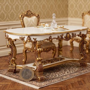 Puede incluir: Un juego de comedor en miniatura adornado con una mesa blanca y detalles dorados. El conjunto incluye una mesa, dos sillas y un pequeño taburete. La mesa mide aproximadamente 30 cm de largo. Una alfombra decorativa y vajilla completan la escena.