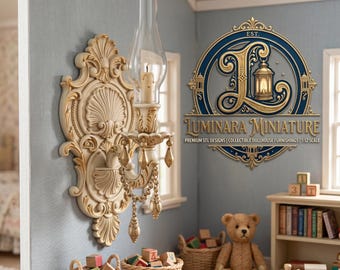 Può includere: Un'applique da parete per casa delle bambole color crema con un camino in vetro e una candela. L'applique presenta dettagli ornati e accenti simili a cristalli. L'immagine mostra anche un interno di casa delle bambole con un orsacchiotto, blocchi di giocattoli e una libreria. Il logo recita "Luminara Miniature".