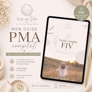 Może przedstawiać: Cyfrowy przewodnik na tablecie, zatytułowany "PMA complet" i "Le Guide complet FIV". Przewodnik dotyczy płodności i zawiera sekcje dotyczące śledzenia, organizacji i dobrego samopoczucia. Obraz zawiera również złoty długopis i tekst "PDF Téléchargement Instantané".