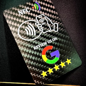 Może przedstawiać: Prostokątna karta NFC o czarnej teksturze włókna węglowego, zawierająca białą ikonę smartfona, napis NFC, napis REVIEW US ON, kolorowe logo Google G oraz pięć żółtych gwiazdek ułożonych w poziomym rzędzie na dole karty.
