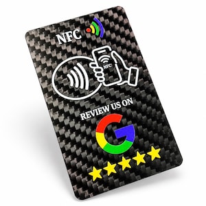 Puede incluir: Una tarjeta rectangular con textura de fibra de carbono negra que presenta un icono NFC blanco, un gráfico de una mano sosteniendo un teléfono inteligente, el texto "REVIEW US ON", un logotipo de Google G colorido y cinco estrellas amarillas.