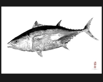Puede incluir: Ilustración en blanco y negro de un atún. El pez se muestra de perfil, destacando su forma, aletas y cola. La obra de arte utiliza sombreado para crear profundidad y textura. Un pequeño sello rojo está en la esquina inferior derecha.