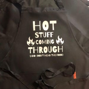 Delantal con estampado de "Algo caliente que viene por aquí", delantal divertido, delantales de cocina, regalo de cocina, delantal de chef divertido, regalo de Navidad para marido, mujer, padre, madre