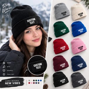 Può includere: Una collezione di berretti in maglia a coste in vari colori, tra cui nero, grigio, crema, verde, blu, rosso, rosa e bordeaux. Ogni berretto presenta una toppa rettangolare sul risvolto con il testo CUSTOM TEXT stampato in lettere bianche.