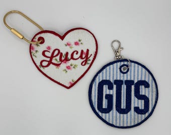 Personalisierter gestickter Name Taschenanhänger | Benutzerdefinierte Rucksack-Charm, Kindertagesstätte, Sportausrüstung