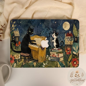 Peut inclure: Une coque d'ordinateur portable avec une illustration style collage montrant un chat noir jouant du piano jaune et un chat noir et blanc chantant dans un micro vintage sur une pile de livres, sous un ciel nocturne bleu avec une pleine lune.